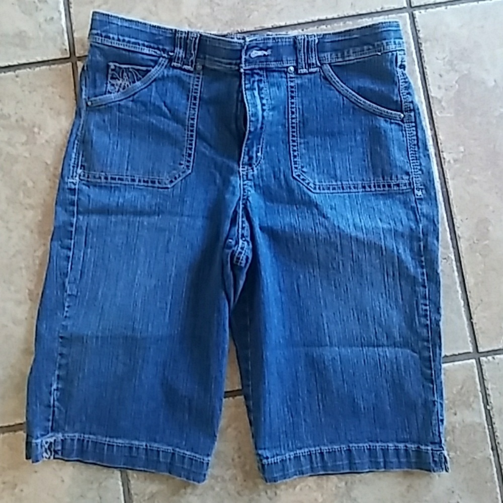 Capri jeans.